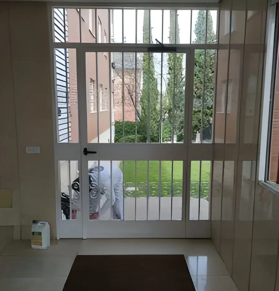 Portal de comunidad pintado por Los Pintores en Granada con acabado luminoso