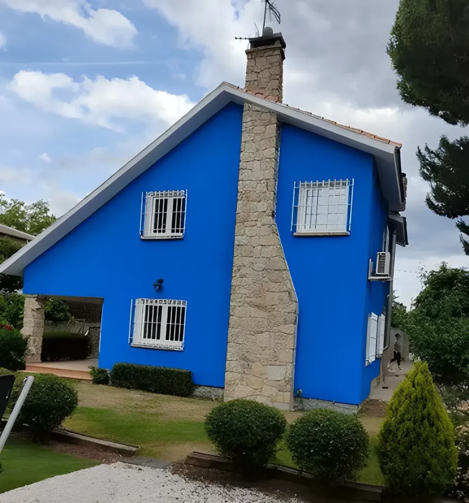 Pintores en Granada pintando fachada de casa unifamiliar en color azul intenso