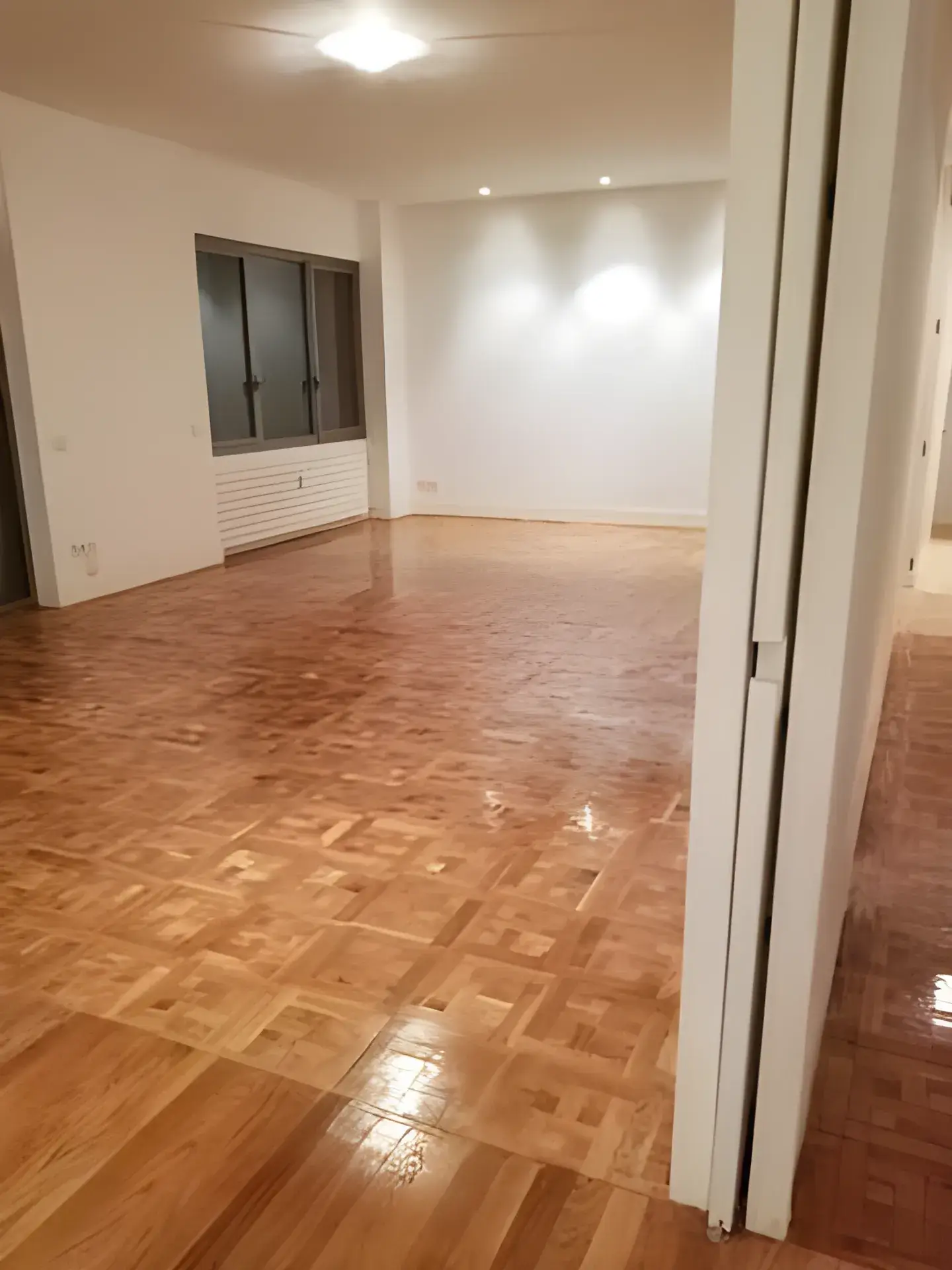 Salón amplio pintado en blanco por Los Pintores en Granada, acabado limpio y luminoso