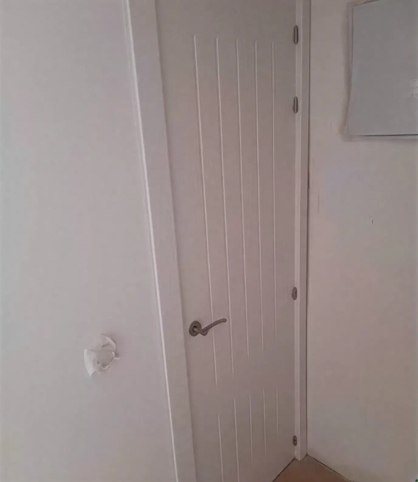 Puerta moderna con ranuras lacada en blanco por pintores profesionales en Granada